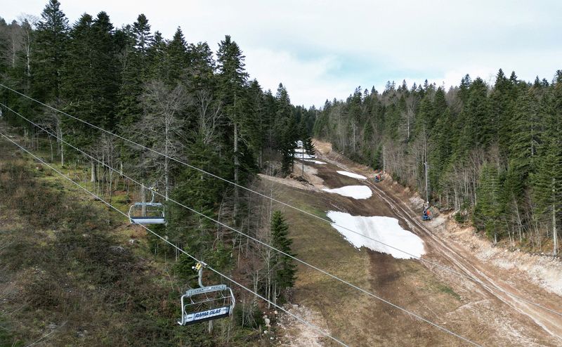 &copy; Reuters. FILE PHOTO: An aerial view shows melting snow on a ski slope, at a ski centre in Bjelasnica, near Sarajevo, Bosnia and Herzegovina January 5, 2023 REUTERS/Dado Ruvic/File Photo