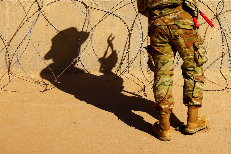 &copy; Reuters. FILE PHOTO: A member of the Texas National Guard places razor wire on the banks of the Rio Bravo river, the border between the United States and Mexico, with the purpose of reinforcing border security and inhibiting the crossing of migrants into the Unite