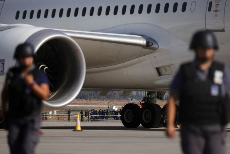 &copy; Reuters. Policiais no aeroporto de Santiago, no Chile, onde duas pessoas morreram
08/03/2023
REUTERS/Ivan Alvarado