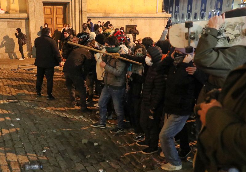 &copy; Reuters. Protesters line up in front of police officers, who block the way during a rally against the "foreign agents" law in Tbilisi, Georgia, March 7, 2023. REUTERS/Irakli Gedenidze