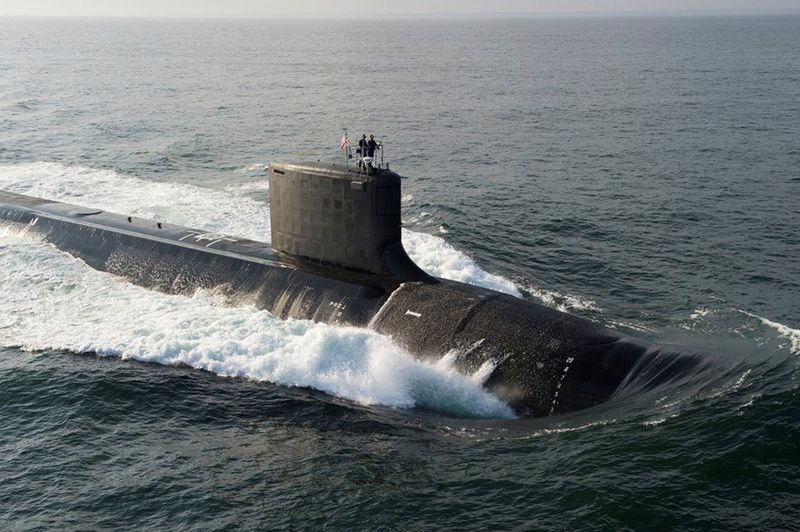 © Reuters. FILE PHOTO: The Virginia-class USS North Dakota (SSN 784) submarine is seen during bravo sea trials in this U.S. Navy handout picture taken in the Atlantic Ocean August 18, 2013. The Navy commissioned its newest attack submarine North Dakota, during a ceremony October 25, 2014, at Submarine Base New London in Groton, Connecticut, defense officials announced. REUTERS/U.S. Navy/Handout  