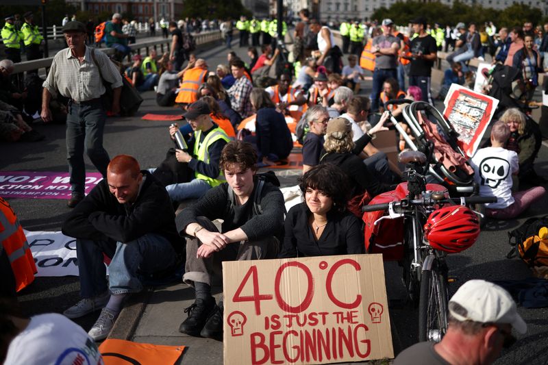 &copy; Reuters. FILE PHOTO: People from 'Just Stop Oil' protest in London, Britain, October 2, 2022. REUTERS/Henry Nicholls