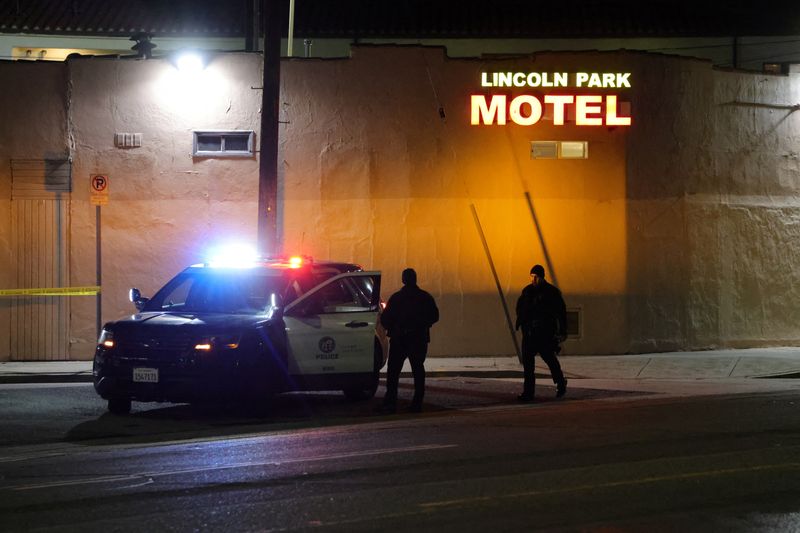 © Reuters. Police officers stand guard as the Lincoln Park neighborhood is cordoned off, as police look for a gunman who shot three police officers, in Los Angeles, California, U.S., March 08, 2023 REUTERS/David Swanson