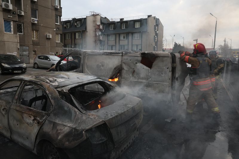 © Reuters. Emergency workers extinguish fire in vehicles at the site of a Russian missile strike, amid Russia?s attack on Ukraine, in Kyiv, Ukraine March 9, 2023. REUTERS/Gleb Garanich