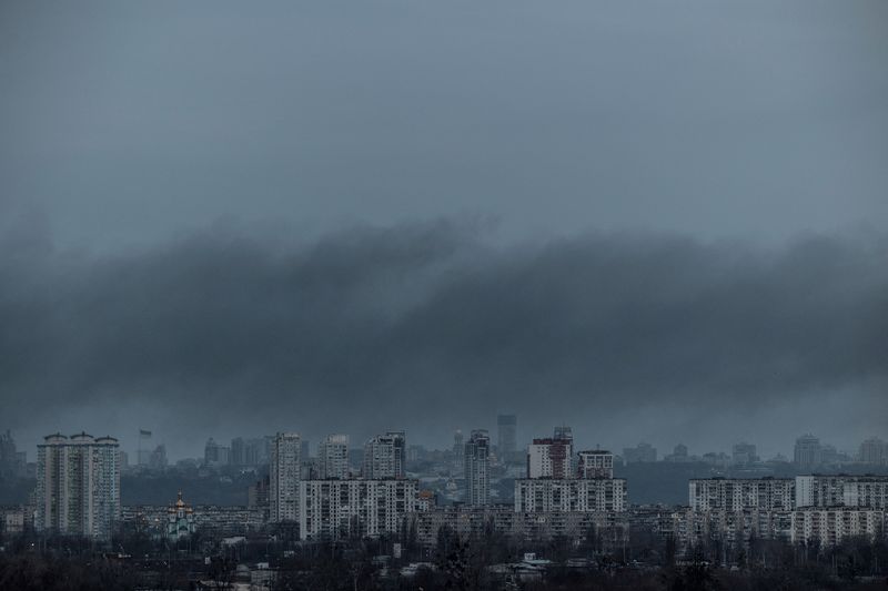 &copy; Reuters. La fumée monte après une frappe de missile russe à Kyiv. /Photo prise le 9 mars 2023/REUTERS/Vladyslav Sodel   