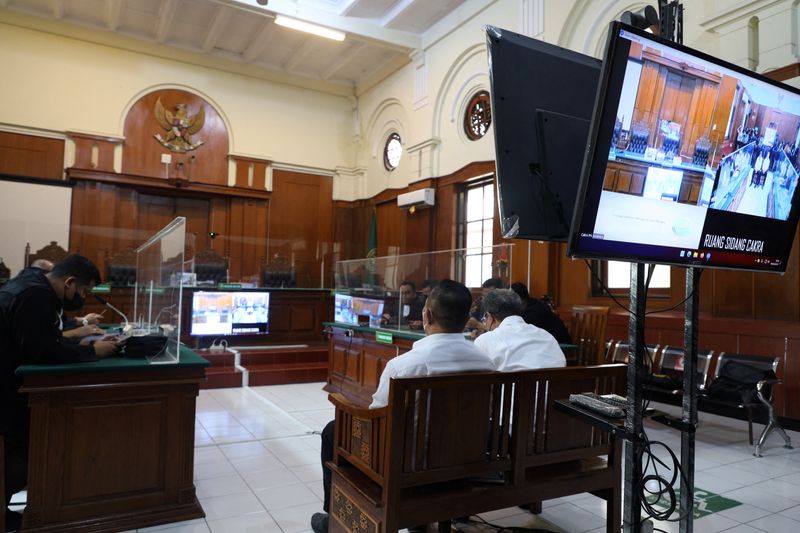 © Reuters. Chairman of the Arema FC organising committee Abdul Haris and Security Officer Suko Sutrisno attend the verdict announcement at the court, following the deadliest soccer stadium stampedes last yea, in Surabaya, East Java province, Indonesia, March 9, 2023. REUTERS/Prasto Wardoyo 