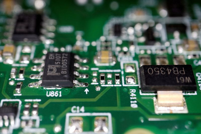 &copy; Reuters. FOTO DE ARCHIVO. Imagen de ilustración de chips semiconductores en una placa de circuito impreso. 17 de febrero de 2023. REUTERS/Florence Lo