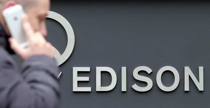 &copy; Reuters. FOTO DE ARCHIVO: Un hombre pasa frente al logotipo de Edison en la sede de la empresa en Milán, Italia, el 14 de enero de 2016. REUTERS/Stefano Rellandini