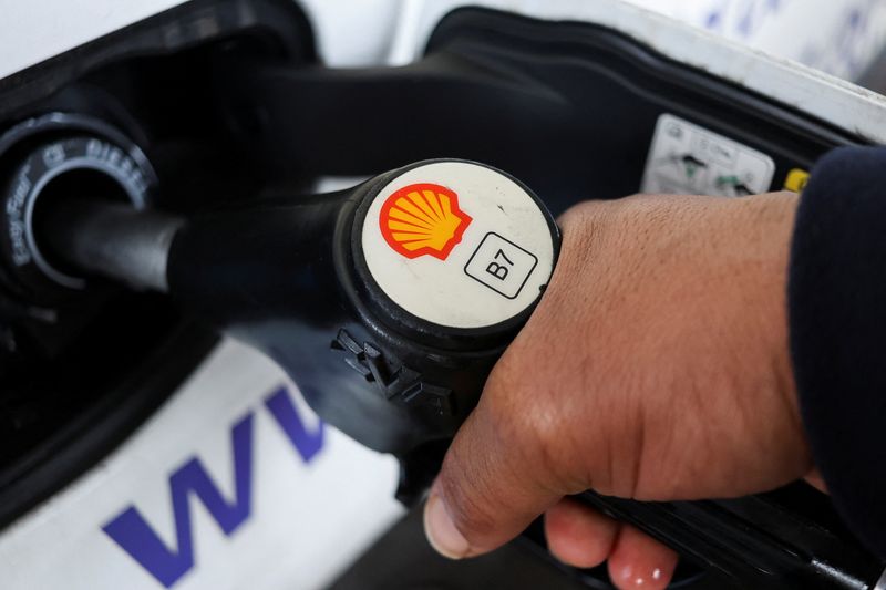 &copy; Reuters. FILE PHOTO: A man holds a nozzle with Shell's logo at a petrol station in South East London, Britain, February 2, 2023, REUTERS/May James