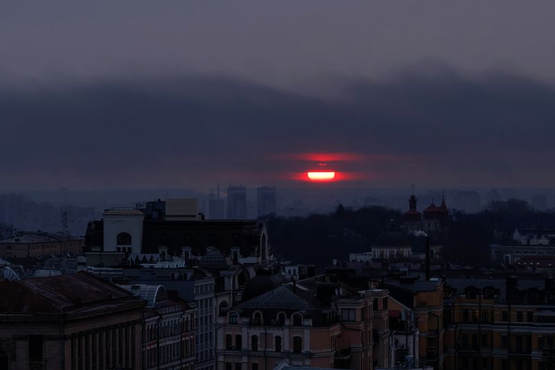 &copy; Reuters. Salida del sol entre una nube de humo tras una serie de ataques rusos con misiles en Kiev, Ucrania, el 9 de marzo de 2023. REUTERS/Anna Voitenko