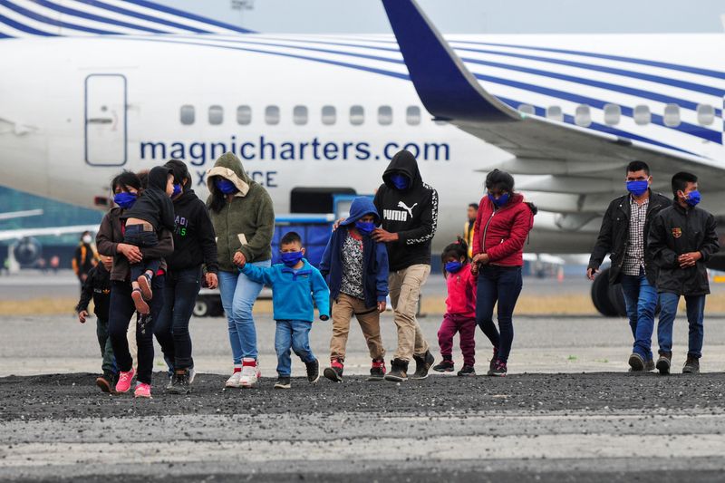 &copy; Reuters. Un grupo de menores guatemaltecos no acompañados, encontrados en México en el remolque de un camión, camina por la pista del aeropuerto La Aurora en Ciudad de Guatemala, Guatemala, el 8 de marzo de 2023. REUTERS/Sandra Sebastian