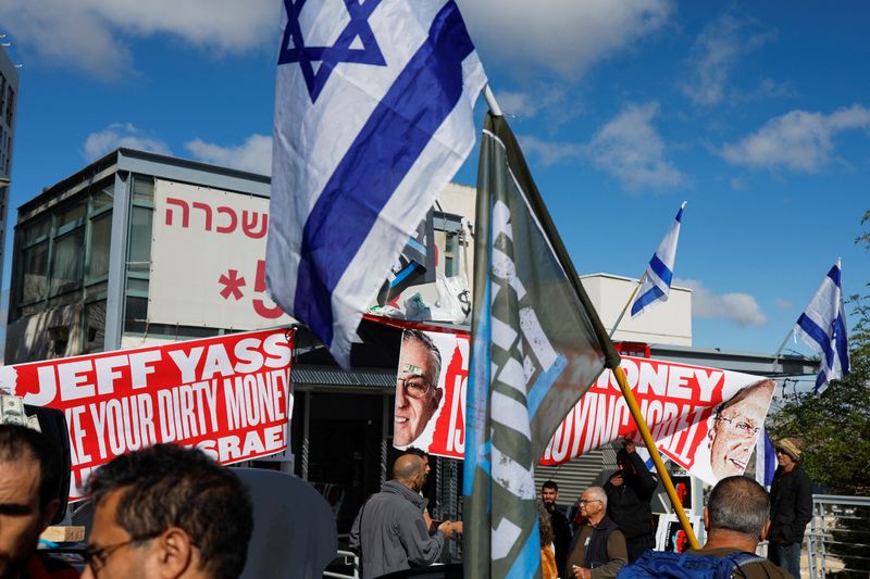 &copy; Reuters. Israelíes se manifiestan durante el "Día de la Resistencia" frente a la sede del Foro de Política Kohelet, un grupo de expertos que apoya cambios judiciales, mientras el Gobierno de coalición nacionalista del primer ministro israelí, Benjamin Netanya
