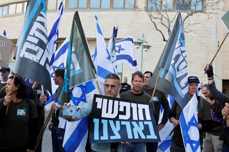 &copy; Reuters. Un grupo de israelíes se manifiesta en contra de las reformas judiciales del Gobierno ultraderechista del país frente a la sede del Foro Político Kohelet Policy, en Jerusalén, el 9 de marzo de 2023. REUTERS/Ammar Awad