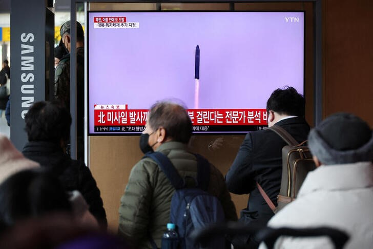 &copy; Reuters. Imagen de archivo de personas viendo un reporte televisivo sobre un lanzamiento de misiles norcoreanos, en Seúl, Corea del Sur. 20 febrero 2023. REUTERS/Kim Hong-Ji