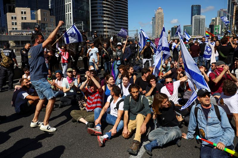 &copy; Reuters. إسرائيليون يتظاهرون في إطار ما أسموه "يوم المقاومة" رفضا للإصلاحات القضائية في تل أبيب يوم الخميس. تصوير: رونن زفولن – رويترز.