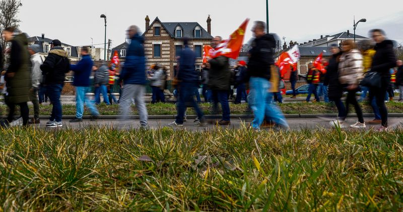 &copy; Reuters. احتجاجات في فرنسا على خطة الحكومة لمد سن المعاش في السابع من مارس آذار 2023. تصوير: جونسالو فوينتس – رويترز.