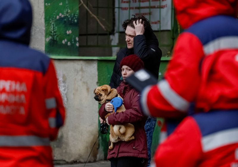 &copy; Reuters. Residentes reagem a ataque de míssel russo, em Kiev, Ucrânia
09/03/2023
REUTERS/Gleb Garanich