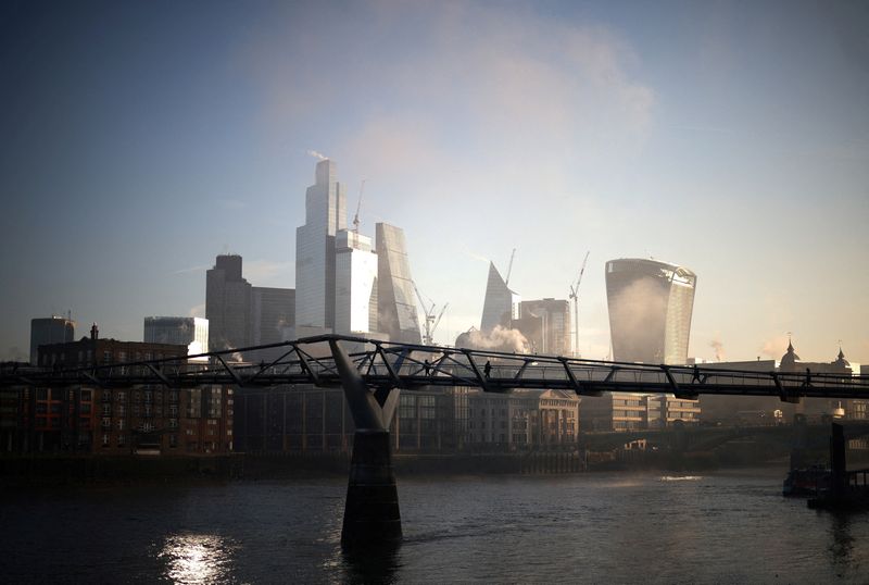 © Reuters. FILE PHOTO: People walk over Millennium Bridge amidst early morning fog, as the sun rises beyond the City of London financial district in the background, in London, Britain, February 8, 2023. REUTERS/Henry Nicholls/File Photo