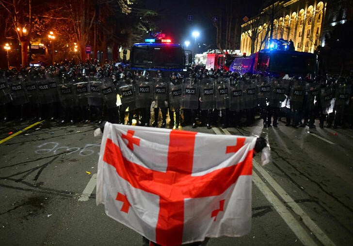 &copy; Reuters. Un manifestante muestra una bandera georgiana frente a la policía durante una protesta en Tiflis, Georgia. 9 marzo 2023. REUTERS/Zurab Javakhadze