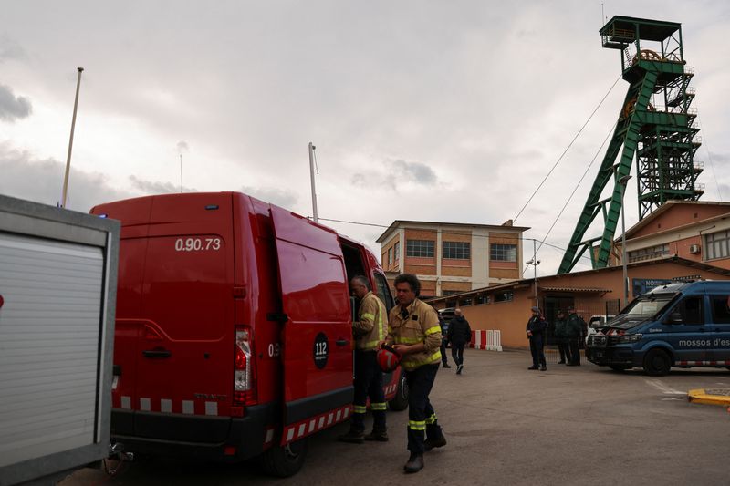 © Reuters. Firefighters arrive at a Spanish potash mine to rescue three workers, who got trapped following an underground mine collapse, in Suria, Spain, March 9, 2023. REUTERS/Nacho Doce