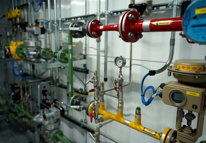 &copy; Reuters. FILE PHOTO: Pipes of a gas blending station are pictured in Oehringen, south western Germany, February 8, 2023, a site for testing gas and hydrogen mixtures, where some 30 properties will shortly near a targeted ratio of 30% green hydrogen and 70% natural