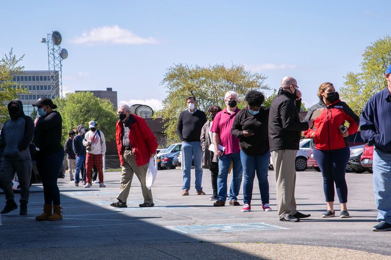 © Reuters. FILE PHOTO: People queue outside a newly reopened career center for in-person appointments in Louisville, Kentucky, U.S., April 15, 2021.  REUTERS/Amira Karaoud