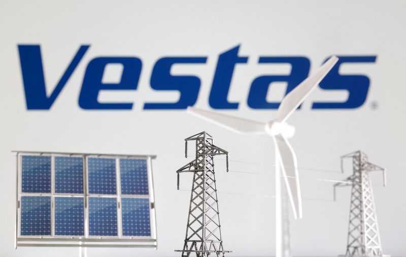 &copy; Reuters. FOTO DE ARCHIVO: Miniaturas de un molino de viento, un panel solar y un poste eléctrico delante del logotipo de Vestas en esta ilustración tomada el 17 de enero de 2023. REUTERS/Dado Ruvic/Ilustración