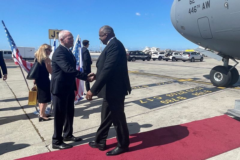 © Reuters. El secretario de Defensa estadounidense, Lloyd Austin, estrecha la mano del ministro de Defensa israelí, Yoav Gallant, a su llegada al aeropuerto de Ben Gurion, Israel, 9 de marzo de 2023. REUTERS/Idrees Ali