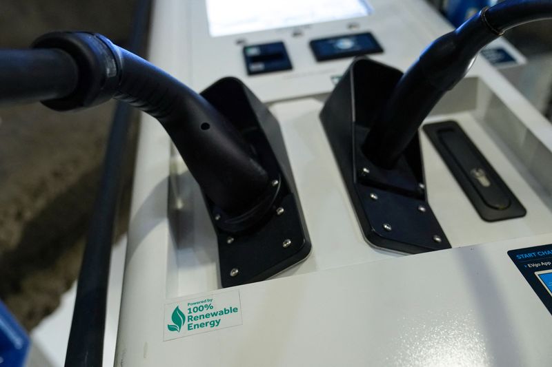 &copy; Reuters. FILE PHOTO: An electric car charging station is seen in the parking garage of Union Station in Washington, U.S., September 29, 2022. REUTERS/Sarah Silbiger