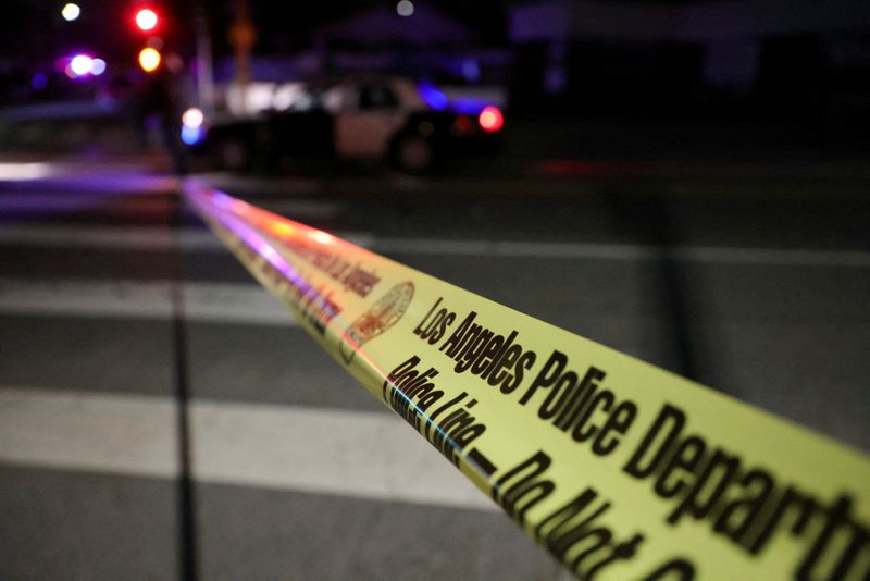 © Reuters. The Lincoln Park neighborhood is cordoned off as police look for a gunman who shot three police officers, in Los Angeles, California, U.S. March 08, 2023 REUTERS/David Swanson