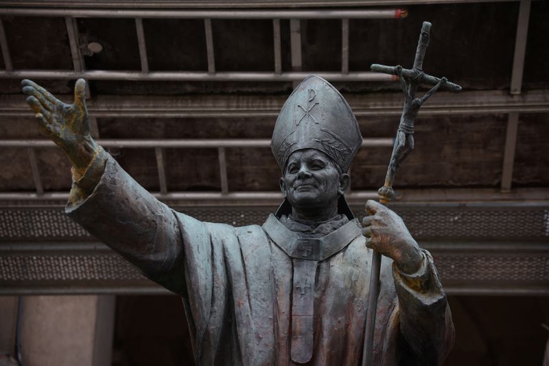 &copy; Reuters. A statue of the late Pope John Paul II stands in front of a church in Warsaw, Poland, March 8, 2023. REUTERS/Kacper Pempel