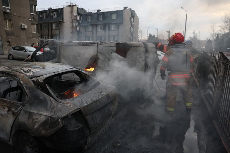 &copy; Reuters. عمال إنقاذ يعملون في موقع سقوط صاروخ روسي في العاصمة الأوكرانية كييف يوم الخميس. تصوير: جليب جرانيش – رويترز.