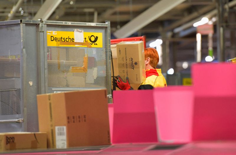 © Reuters. FILE PHOTO: An employee works in the distribution centre of German postal and logistics group Deutsche Post DHL in Ottendorf-Okrilla near Dresden, Germany, December 15, 2022. REUTERS/Matthias Rietschel