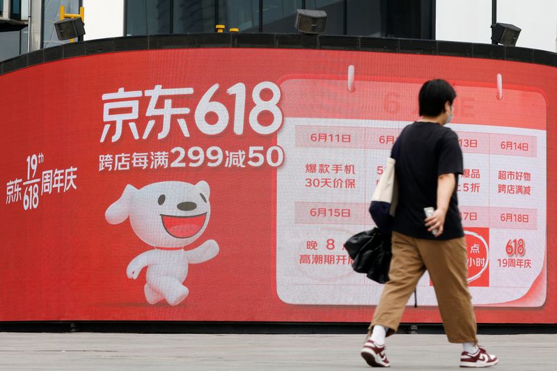 © Reuters. Anúncio da empresa chinesa de comércio eletrônico JD.com, em Pequim
14/06/2022
REUTERS/Carlos Garcia Rawlins