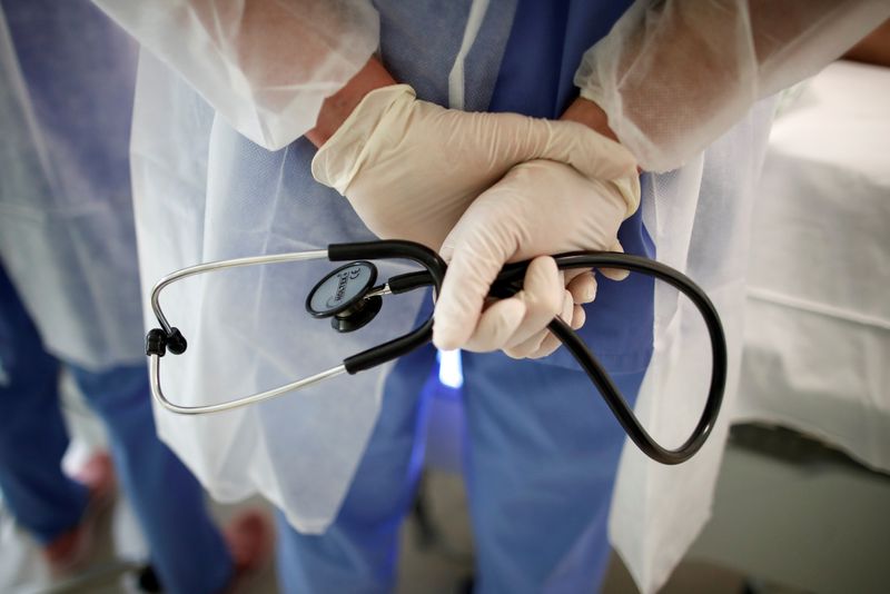 © Reuters. Um médico segura um estetoscópio na Unidade de Terapia Intensiva (UTI) do hospital Melun-Senart, perto de Paris, França
30/10/2020
REUTERS/Benoit Tessier