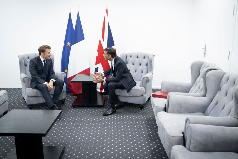 &copy; Reuters. Presidente da França, Emmanuel Macron, e premiê do Reino Unido, Rishi Sunak, conversam durante encontro bilateral na COP27, em Sharm el-Sheikh, Egito
07/11/2022
Stefan Rousseau/Pool via REUTERS