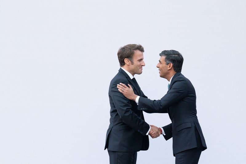 &copy; Reuters. Le président français, Emmanuel Macron, serre la main du Premier ministre britannique, Rishi Sunak lors du sommet de la COP27 à Charm el-Cheikh, en Égypte. /Photo prise le 7 novembre 2022/REUTERS/Stefan Rousseau