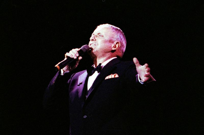 &copy; Reuters. Cantor Frank Sinatra durante apresentação no Royal Albert Hall, em Londres
26/05/1992
REUTERS/Dylan Martinez