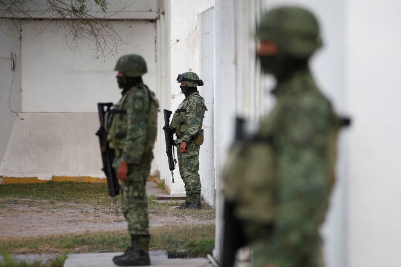 © Reuters. Soldiers stand guard outside the Forensic Medical Service morgue building ahead of the transfer of the bodies of two of four Americans kidnapped by gunmen to the U.S. border, in Matamoros, Mexico, March 9, 2023. REUTERS/Daniel Becerril