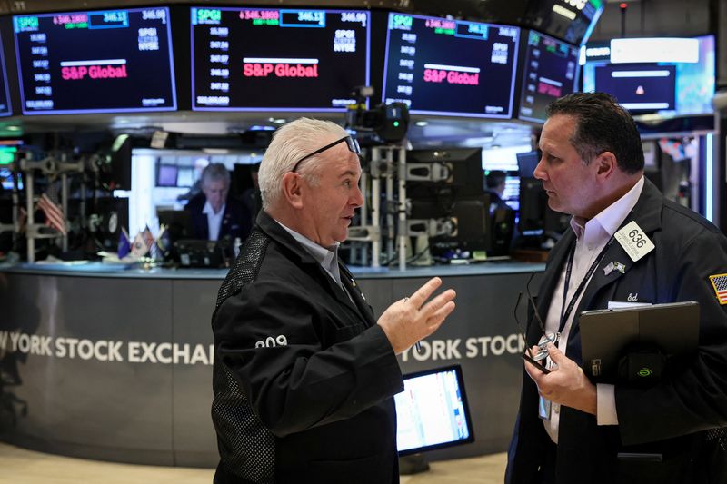 © Reuters. FILE PHOTO: Traders work on the floor of the New York Stock Exchange (NYSE) in New York City, U.S., February 27, 2023.  REUTERS/Brendan McDermid