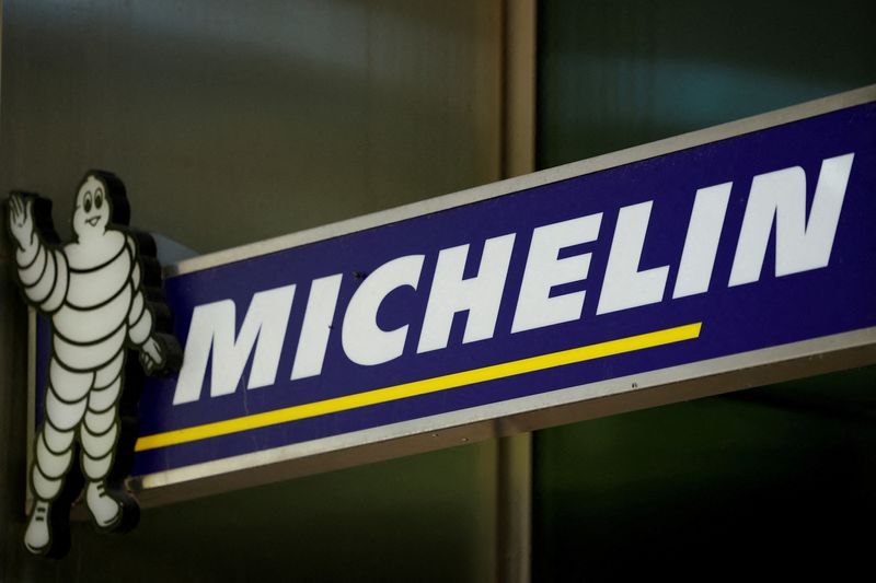 &copy; Reuters. Le logo du fabricant de pneus français Michelin est visible dans un bâtiment de l'entreprise à Boulogne-Billancourt, près de Paris, France, le 6 août 2022. /REUTERS/Sarah Meyssonnier