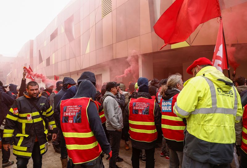 &copy; Reuters. Trabalhadores em greve cortam energia do Stade de France e da vila olímpica perto de Paris
09/03/2023
REUTERS/Noemie Olive