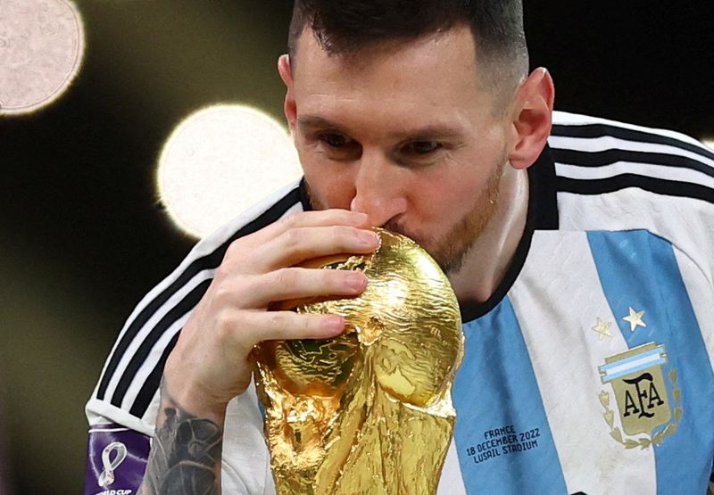 © Reuters. Messi beija troféu após conquistar a Copa do Mundo com a Argentina
18/12/2022
REUTERS/Carl Recine