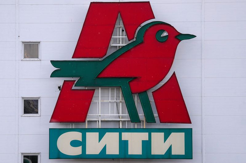 &copy; Reuters. FOTO DE ARCHIVO: El logotipo de Auchan se muestra fuera de un hipermercado en Moscú, Rusia. 9 de junio, 2021. REUTERS/Evgenia Novozhenina/Archivo