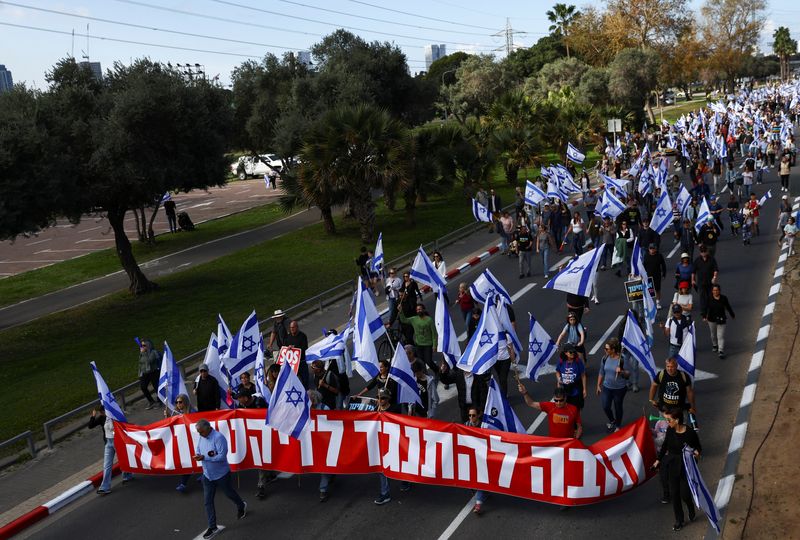 © Reuters. Israelenses se manifestam durante o 