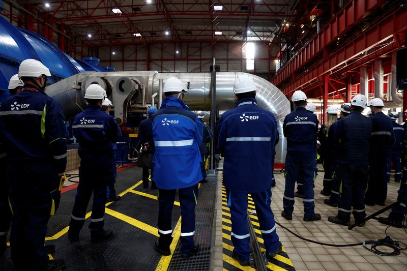 &copy; Reuters. Des employés d'EDF lors d'une visite à la centrale nucléaire de Penly à Petit-Caux, près de Dieppe, France, 9 décembre 2022. /REUTERS/Benoît Tessier