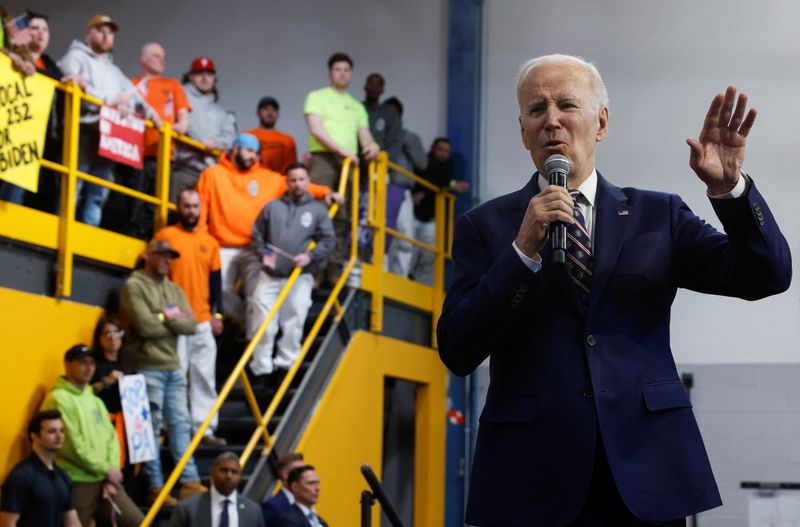 © Reuters. U.S. President Joe Biden delivers remarks about his budget for fiscal year 2024 at the Finishing Trades Institute in Philadelphia, Pennsylvania, U.S., March 9, 2023. REUTERS/Evelyn Hockstein