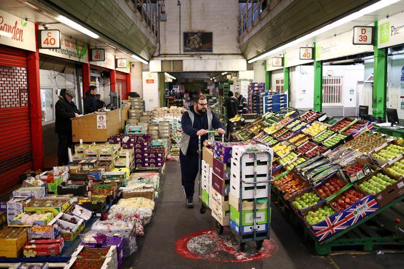 &copy; Reuters. A person pushes a cart of fruit and vegetable during early morning business hours at New Covent Garden Market in London, Britain, March 9, 2023. REUTERS/Henry Nicholls