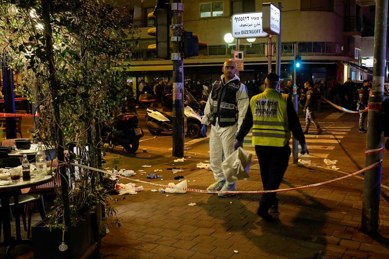 &copy; Reuters. Agentes de segurança israelenses trabalham no local de ataque a tiros no centro de Tel Aviv
09/03/2023
REUTERS/Ammar Awad