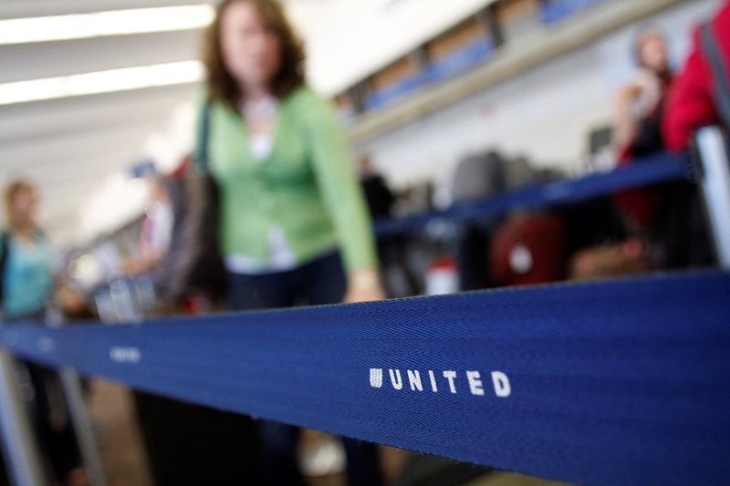 &copy; Reuters. FILE PHOTO: Passengers wait to check-in at the United Airlines ticket counter at Phoenix Sky Harbor International Airport in Phoenix April 8, 2010. REUTERS/Joshua Lott